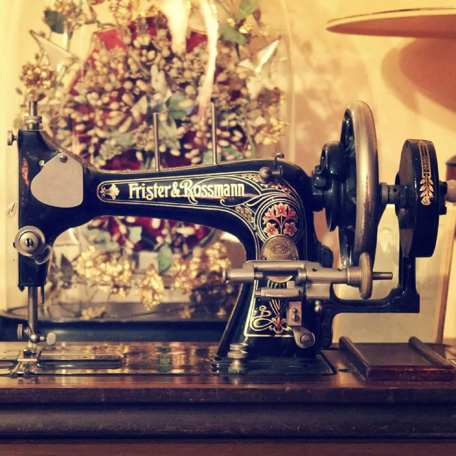 Wallpaper of old and handmade home sewing machines in excellent quality