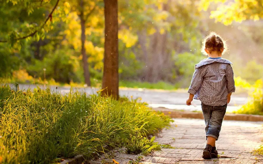 Download an attractive and spectacular background of a boy with excellent quality 