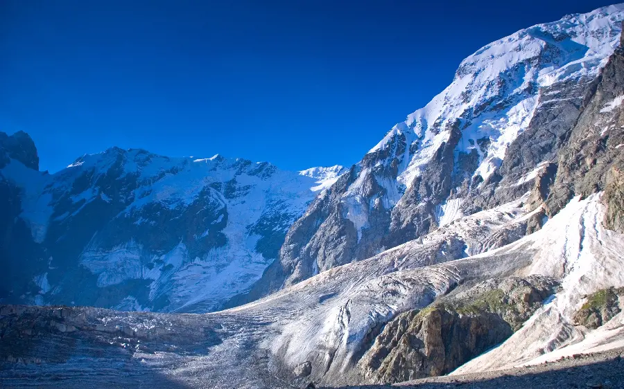 Download high-quality photos of mountain nature in winter