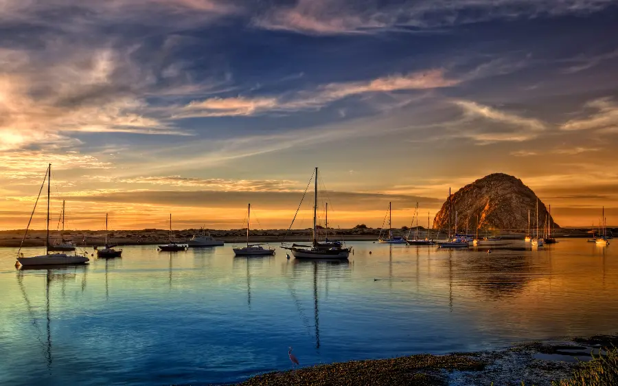 Download the photo of a dreamy landscape of a vast lake with a fantastic sky