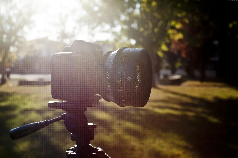 Background of the Canon Sony 4k camera, a mirrorless camera with A comprehensive set of photography and videography features 
