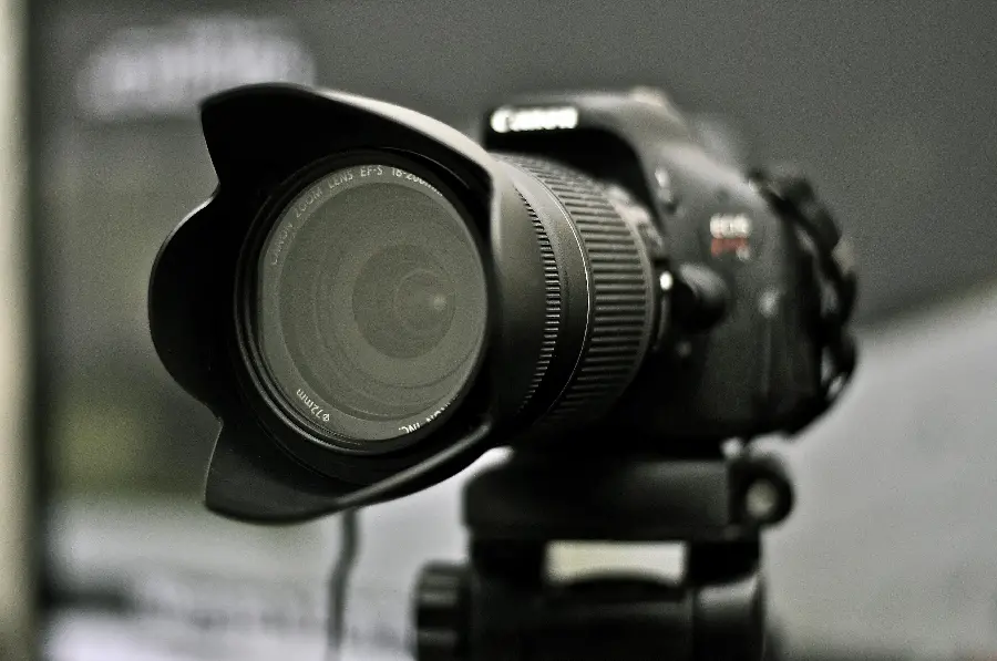 Image of the Canon DSLR camera with optical viewfinder and fully automatic shooting mode