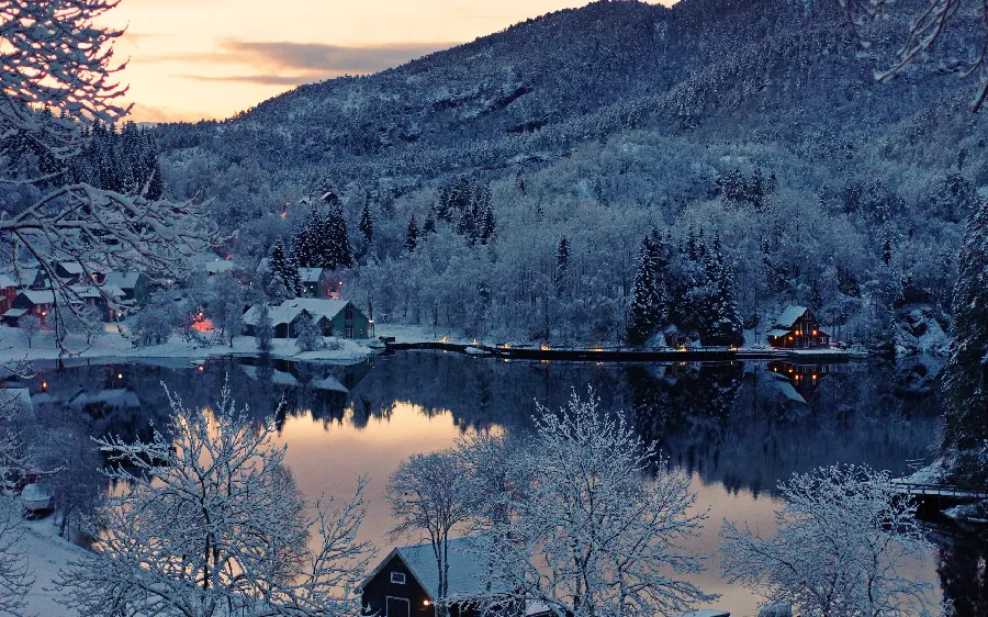 Winter stock among wooden cottages by the lake