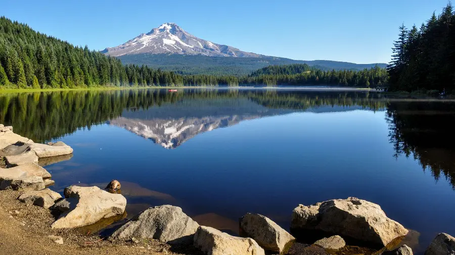 Photo of the most perfect location for camping with a lake and mountain view 
