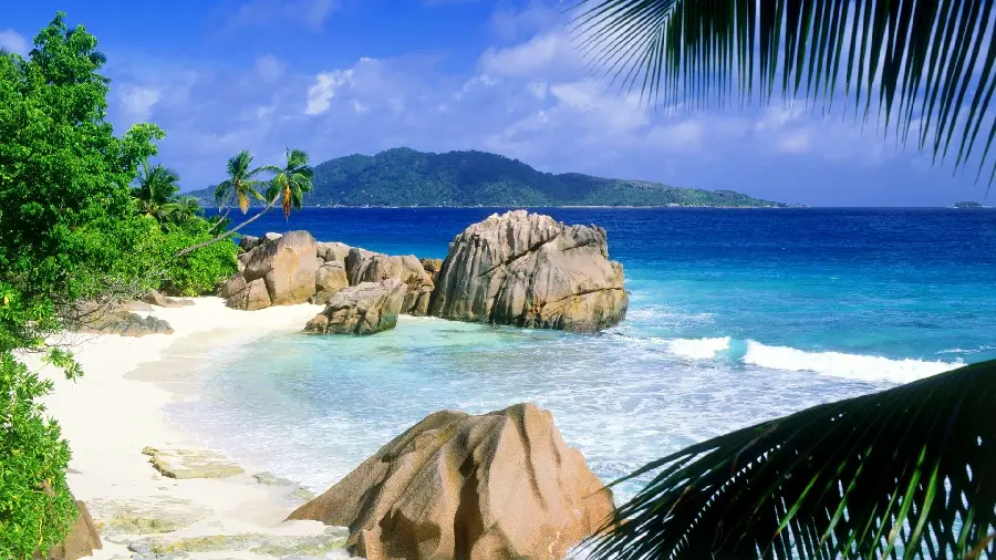 Download a photo of a beautiful and spectacular view in a clear blue sky