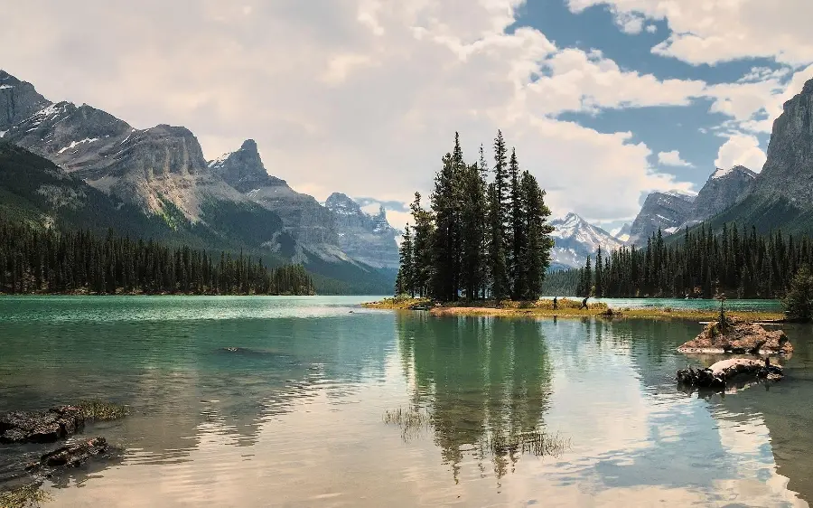 Beautiful natural lakeside camp image for laptop background