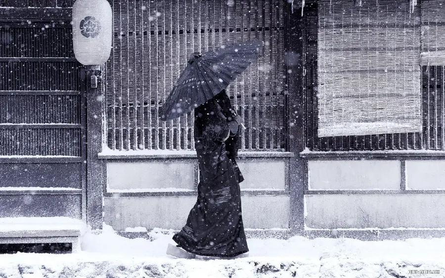 Download romantic and dreamy profile picture and wallpaper of a beautiful girl in black with a snow umbrella