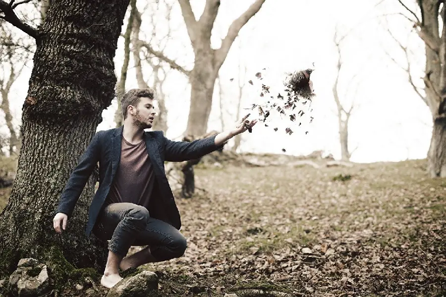 Free download of a photo of a lonely man next to a tree for profile 