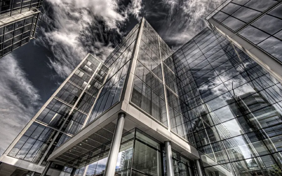 Photo background of the transparency and brightness of the glass facade in a building with modern architecture