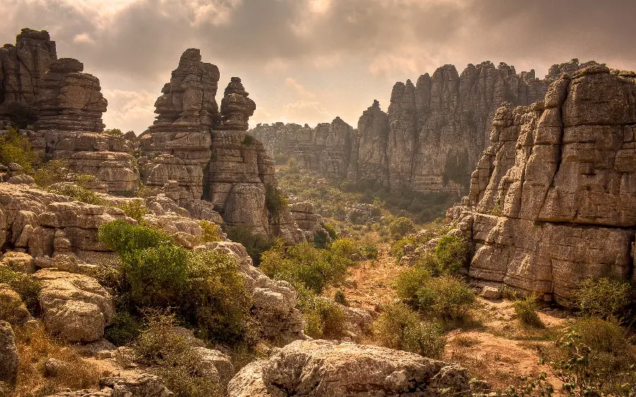 Download the incredibly beautiful wallpaper of large natural stones in the desert