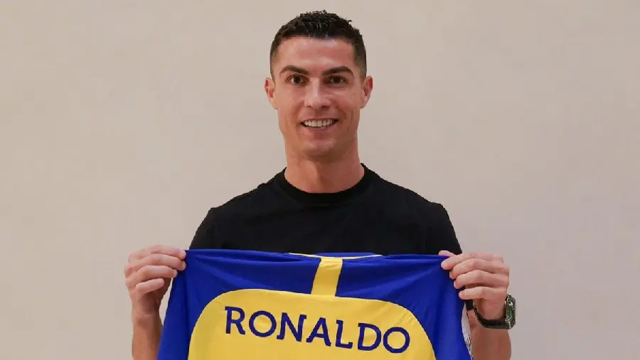 Photo of Ronaldo in Al-Nasr club with his shirt in high quality 