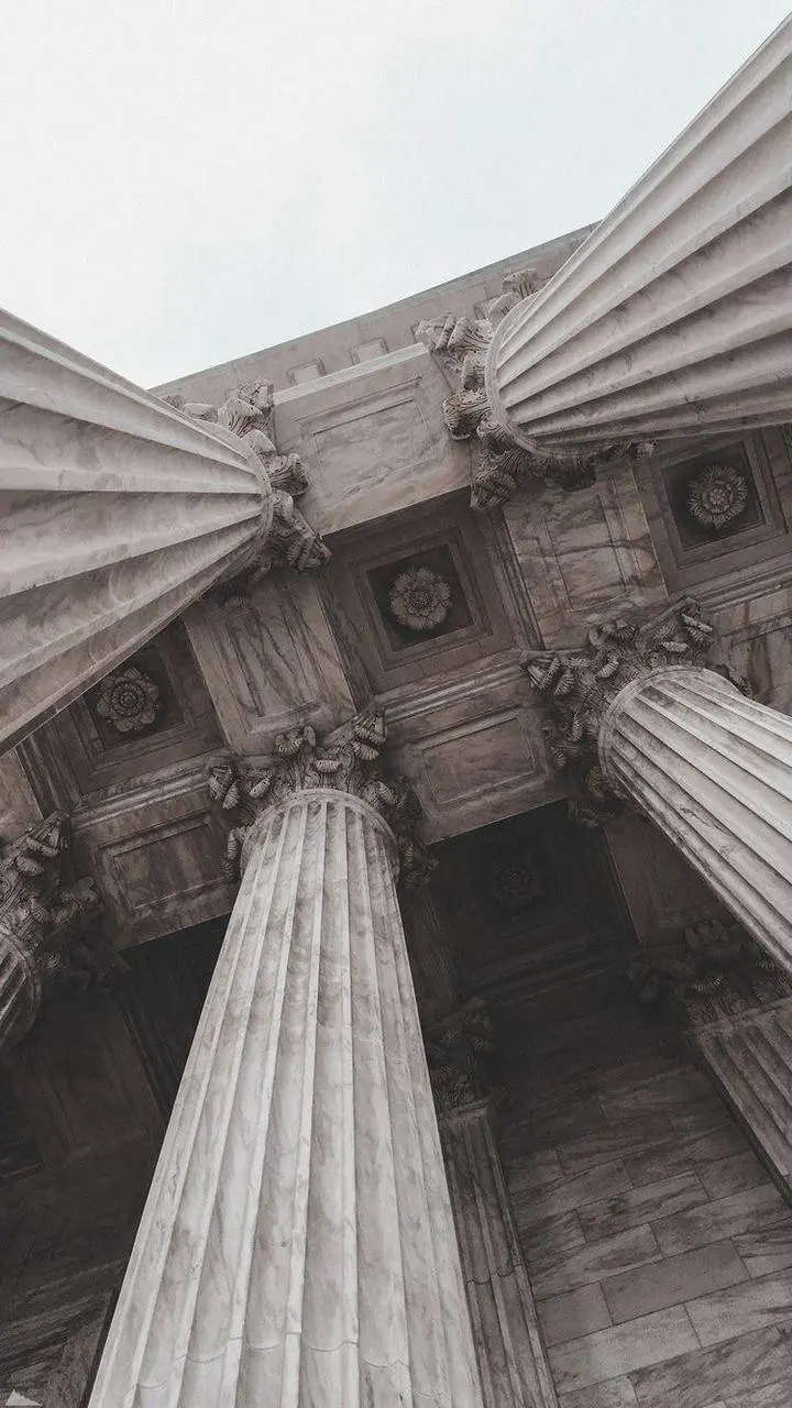 Download the wallpaper of the extraordinary architecture of the tall columns of a modern building 