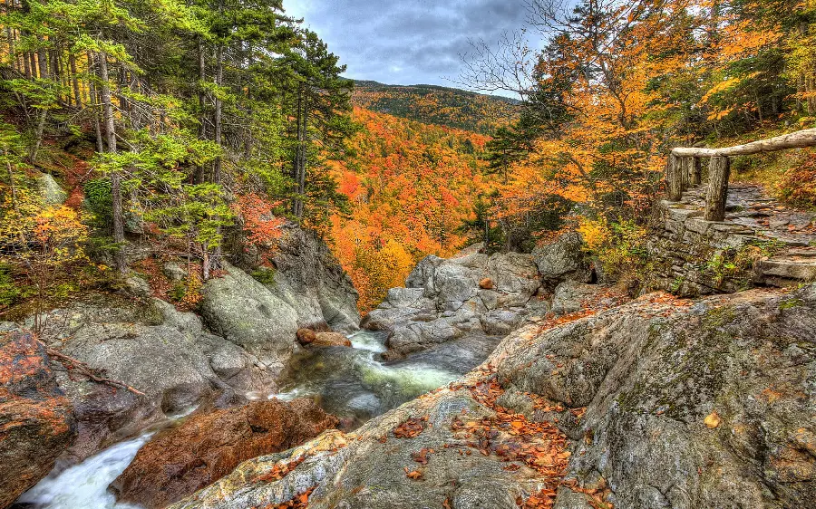 Download free and high-quality photos of rocky and mountainous landscapes in autumn 