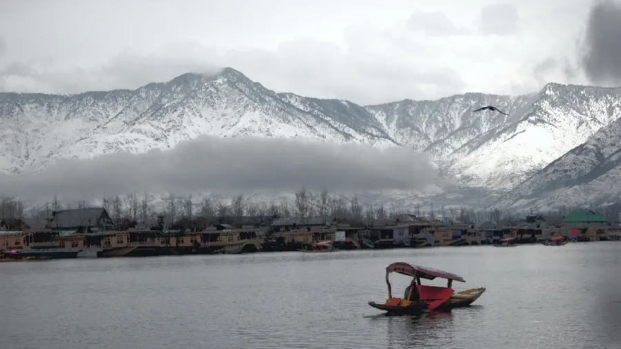 A picture of colorful wooden houses by a natural lake and a view with a sense of cold