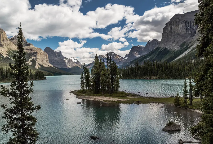 Wallpaper of Maligne Lake in Canada with a wonderful and eye-catching view