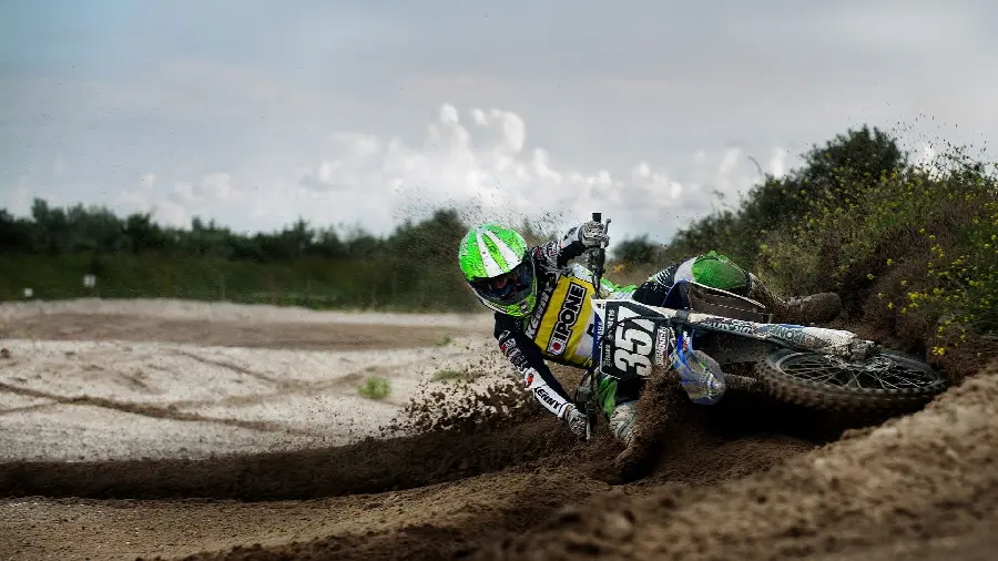 Highlight cover photo of acceleration speed and dangerous moves in motocross championships