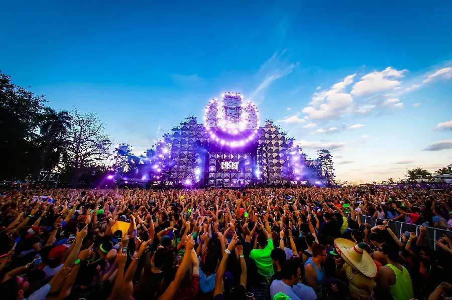 Image of a music festival with a large number of people On the streets of the city 