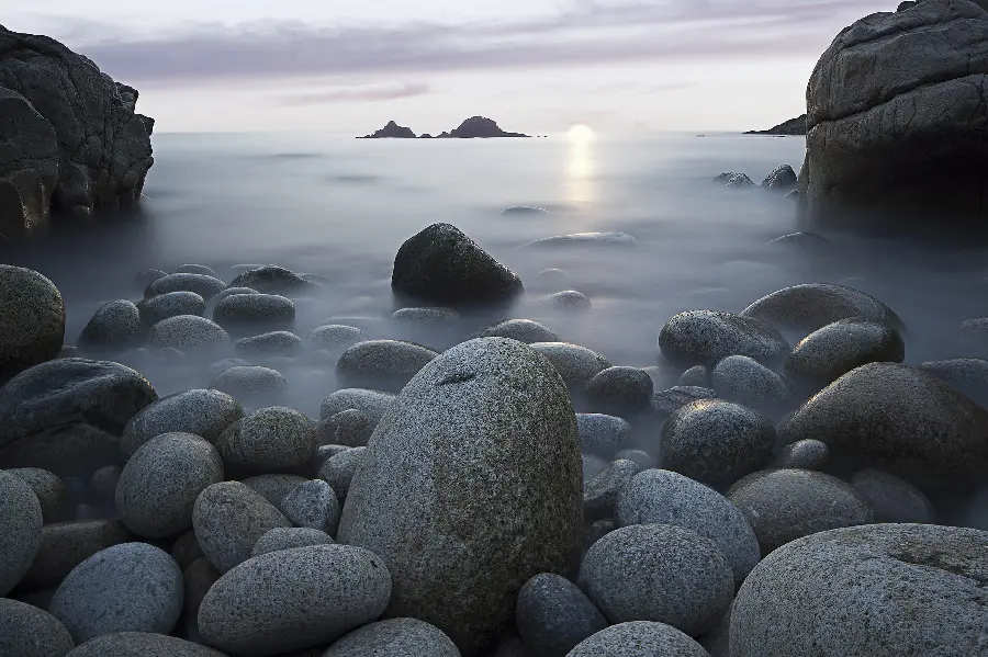 Download an incredibly interesting wallpaper of smooth and natural stones