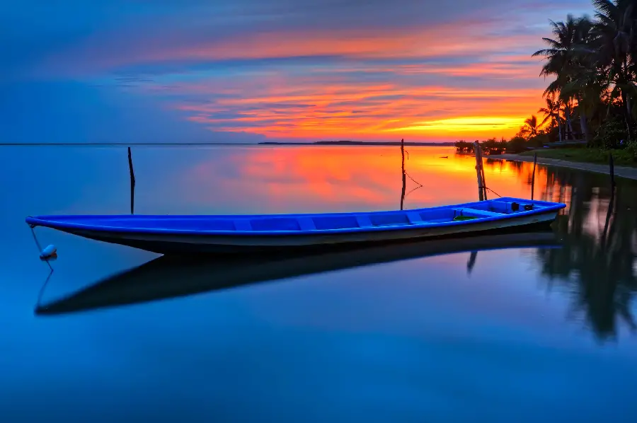 Download an amazing wallpaper of a beautiful sunset