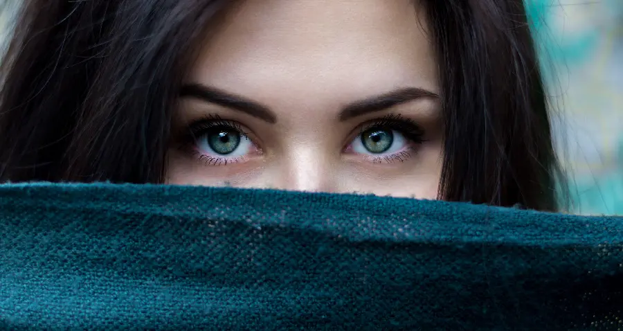 Picture of a beautiful and young girl with blue eyes and thick eyelashes 