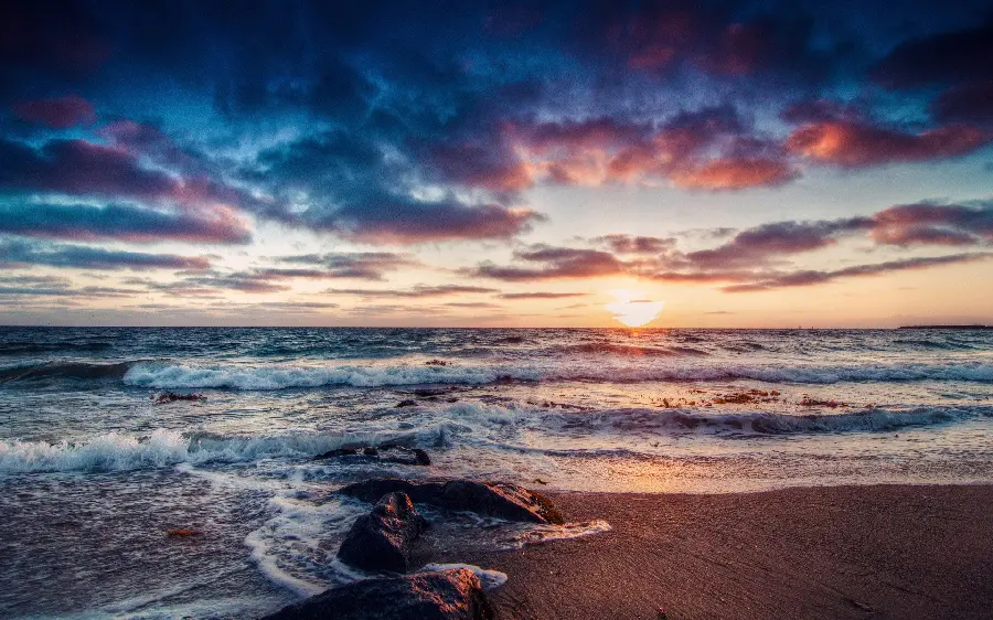 The most beautiful picture of the dreamy and romantic sea for honeymooners 