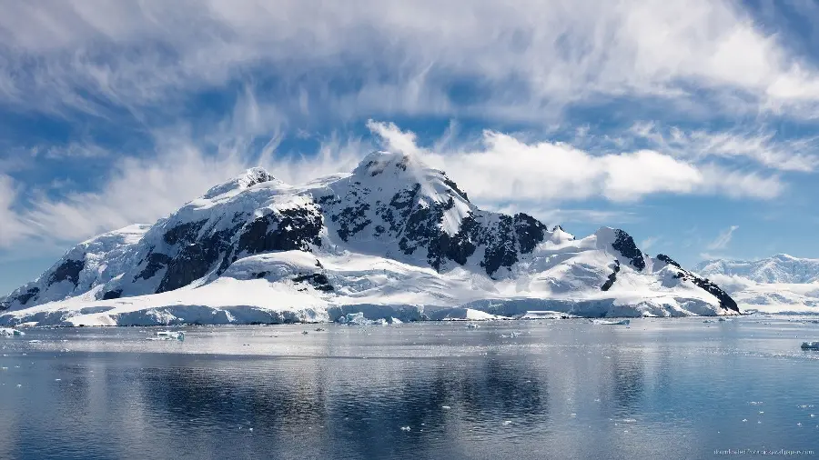 Picture of a lake with full water in a high and beautiful icy and snowy mountain 
