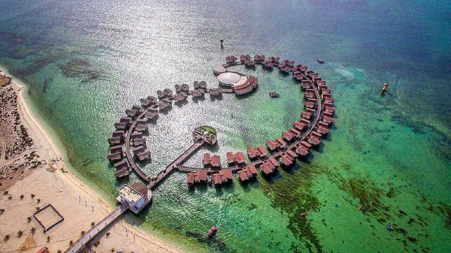 Background photo of the Toranj Hotel on Kish Island for free