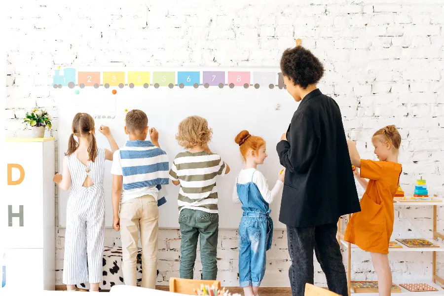 Free download of photos of kindergarten and cheerful children