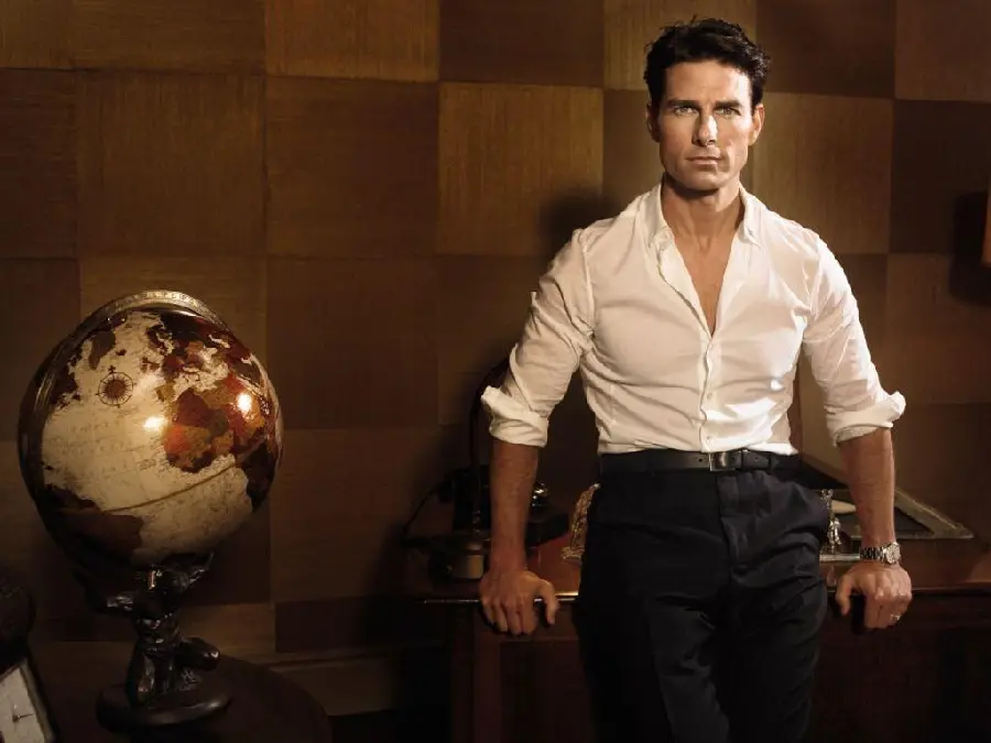 The most charming wallpaper of Tom Cruise in a white dress
