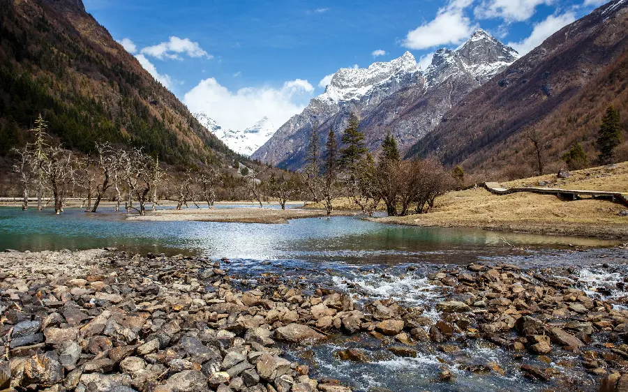 River for nature tourism on the thirteenth day of the day