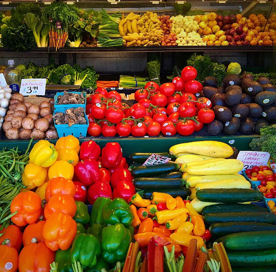 The most tidy decor of the fruit and vegetable shop in the capital