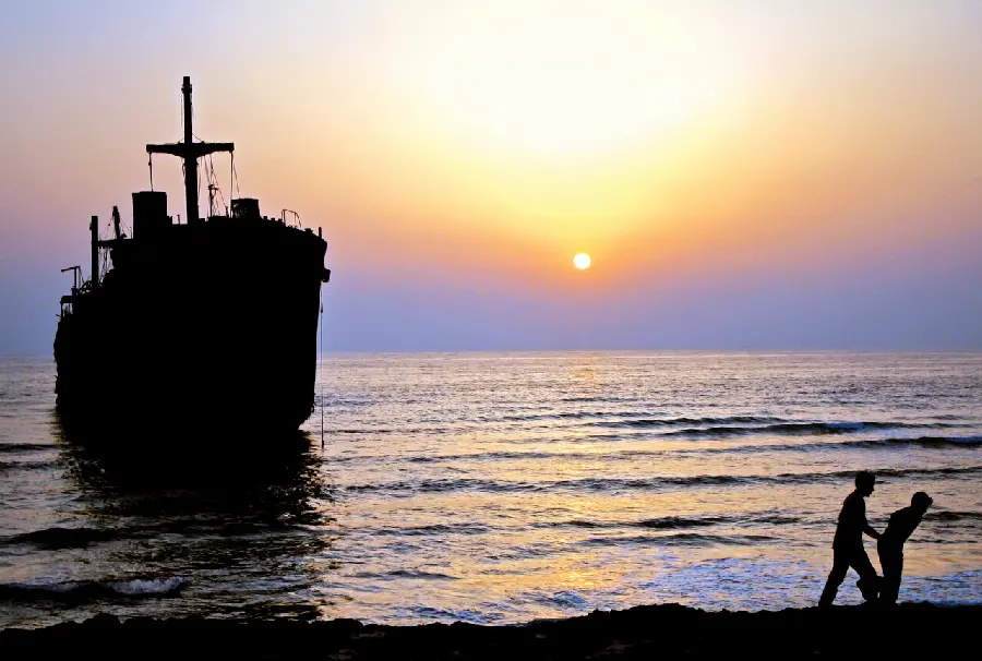 Photo of a ship in the sea of ​​Kish Island with a sunset background