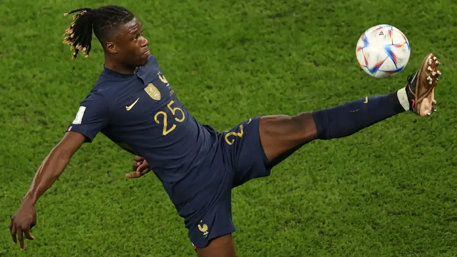 Background of Eduardo Camavinga's performance on the grass field with excellent quality