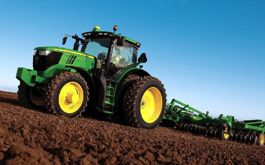 High quality wallpaper of a John Deere tractor