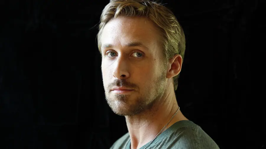 The most mysterious photo of Ryan Gosling's girl killer with a simple black background 