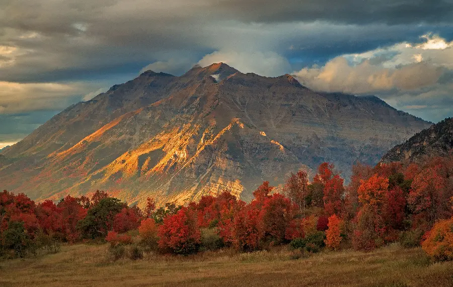 Natural and unadulterated image Photoshop of Mount Timpanogos, a mountain in Utah