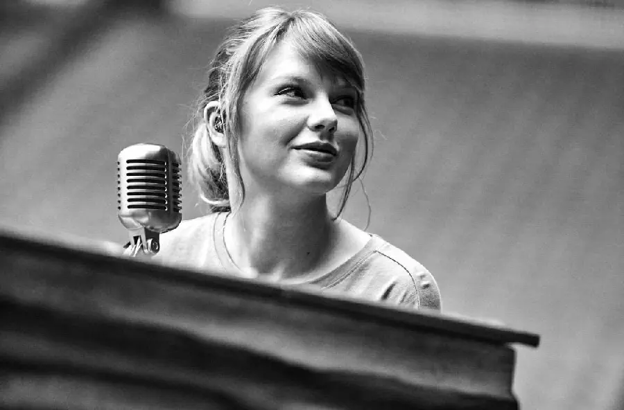 Black and white photo of Taylor Swift, American singer, songwriter and actress