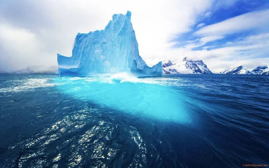 Download the image of a clear and transparent mountain lake with the highest quality 