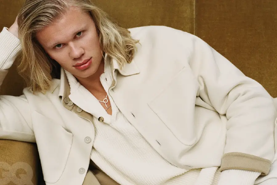 The most mysterious profile picture of Erling Haaland, handsome in white clothes 