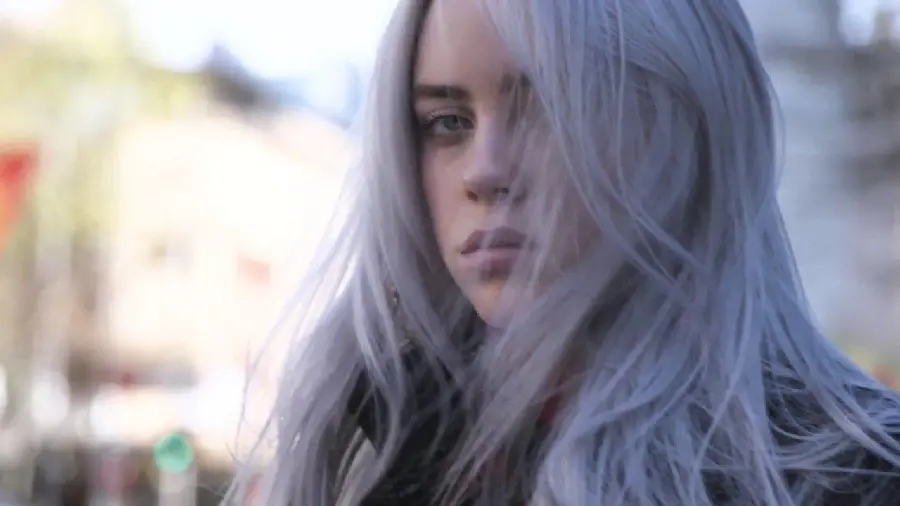 Simple and unedited photo of Billie Eilish for posts and stories of fan pages 
