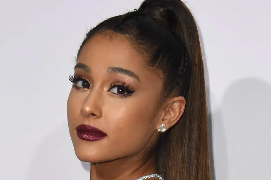 Ariana Grande's famous face wallpaper