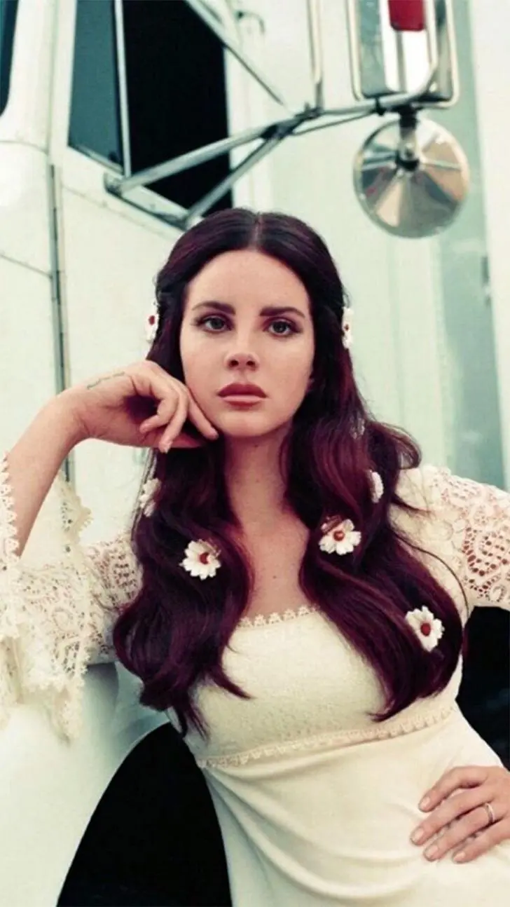 Lana Del Rey Wallpaper with a unique singing voice