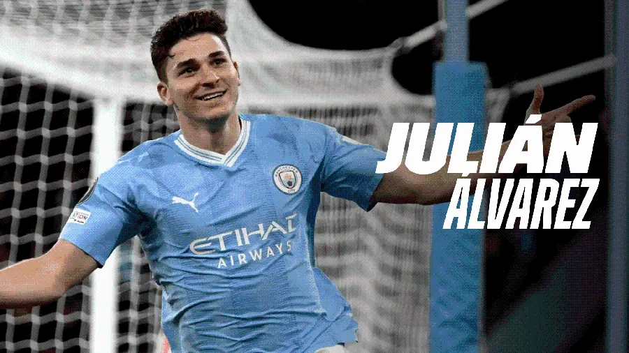 Julin Alvarez background, Argentina national team player, next to the goal 