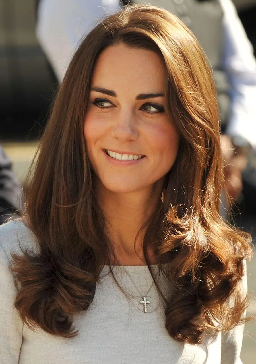 Beautiful wallpaper of Kate Middleton with Cross-shaped necklace