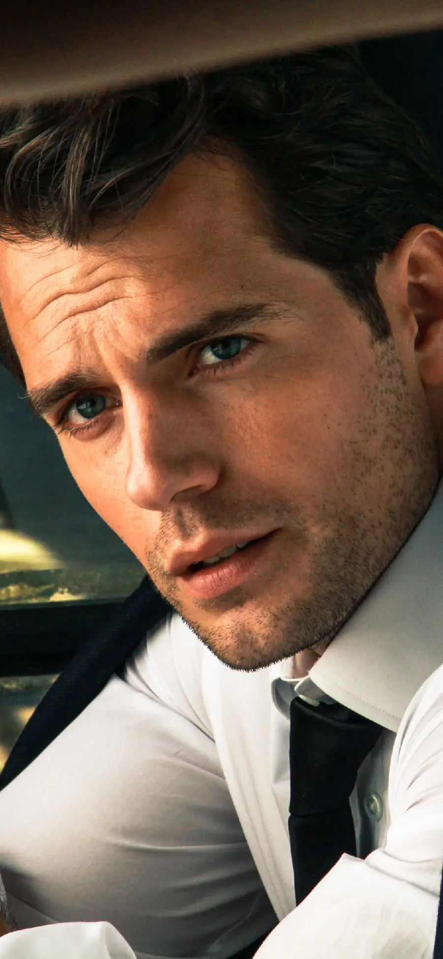 High-quality wallpaper with a close-up view of Henry Cavill's attractive face