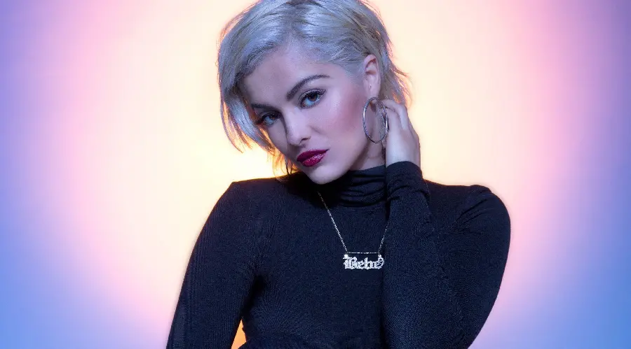 Strange and controversial photo of the famous American singer Bebe Rexha