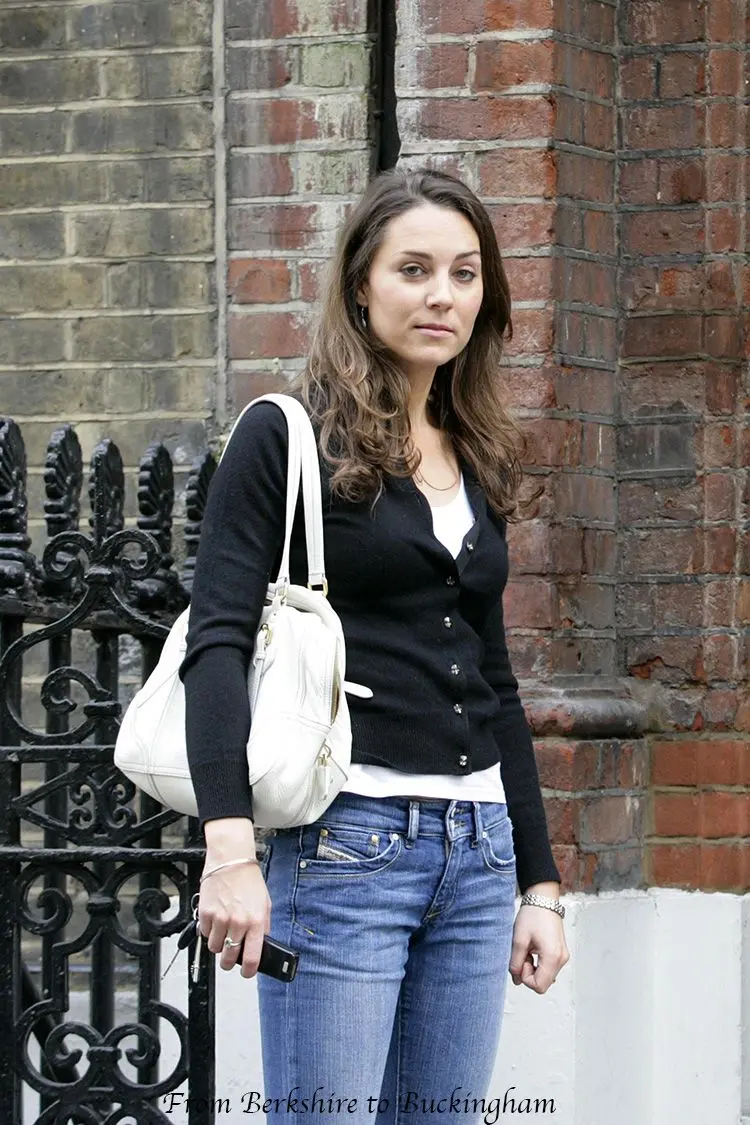 Photo of Kate Middleton Catherine with style and simple dress