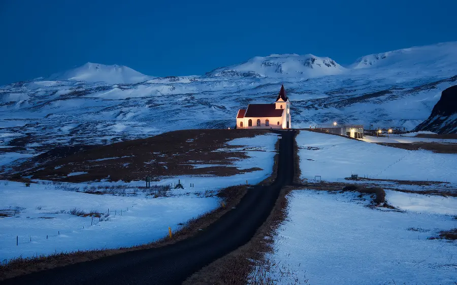 Beautiful wallpaper of huts in the cold and dark mountains for profiles