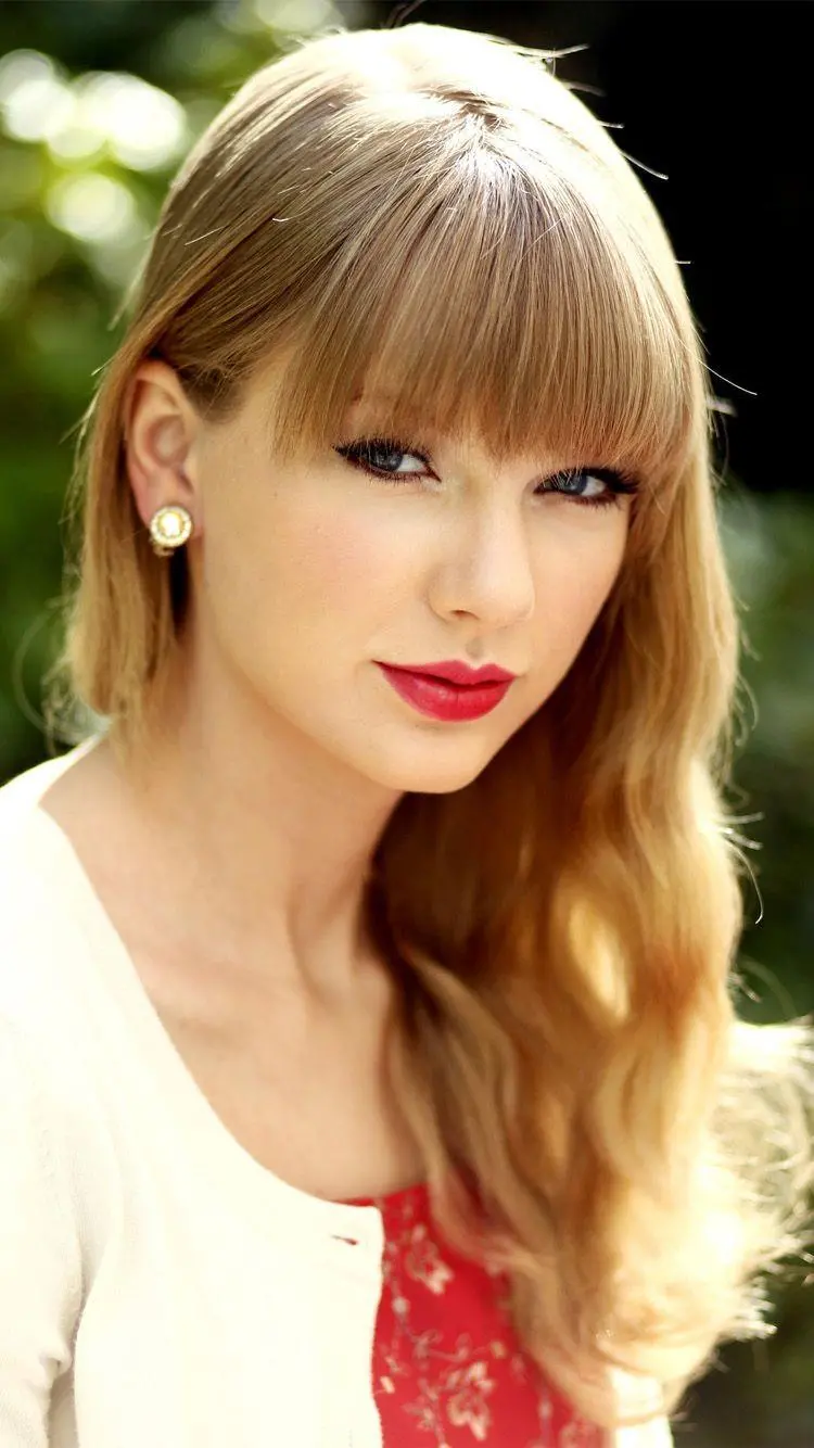 A picture of the face and famous American celebrity Taylor Swift