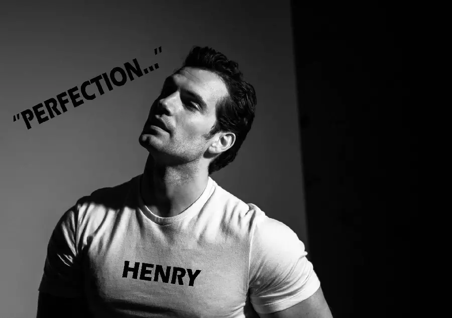 Wallpaper of Henry Cavill's attractive face in black and white